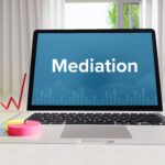 Mediation – Business/Statistik. Laptop im Büro mit Begriff au