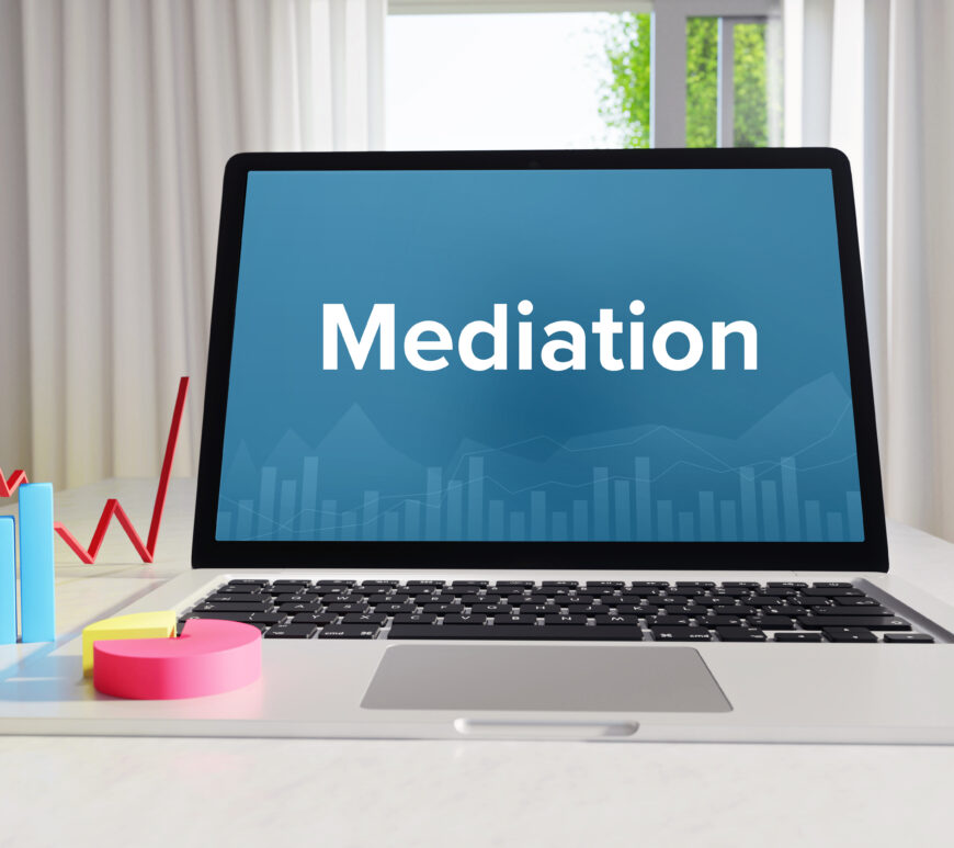 Mediation – Business/Statistik. Laptop im Büro mit Begriff au